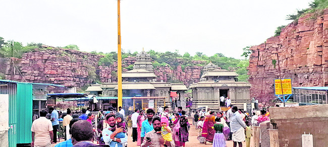 మద్దిలేటయ్యలో భక్తుల రద్దీ 1