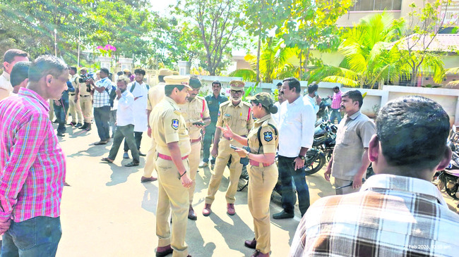 కామారెడ్డిలో హైటెన్షన్‌4