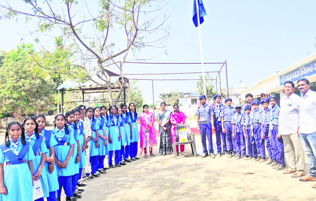 తాడ్వాయి పోలీస్‌ స్టేషన్‌కు కాంగ్రెస్‌ నేతల తరలింపు  
2