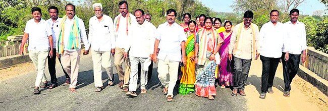 ఆయిల్‌ఫామ్‌ సాగుపై రైతులకు అవగాహన
2