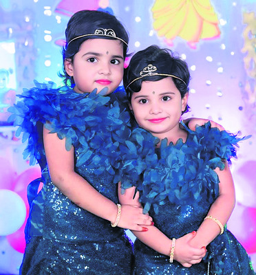 ఒకే రూపం.. రెండు ప్రాణాలు12