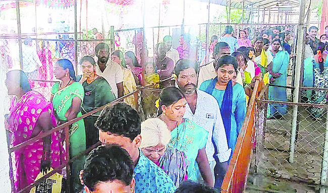 తొలి తిరుపతిలో భక్తుల రద్దీ1