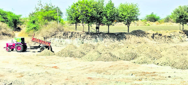 రెచ్చిపోతున్న మట్టి దొంగలు 1