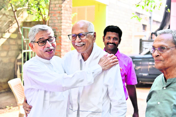 బాల్యమిత్రుల అపూర్వ కలయిక 1