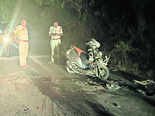 టిప్పర్‌ ఢీకొని ఇద్దరి మృతి 1