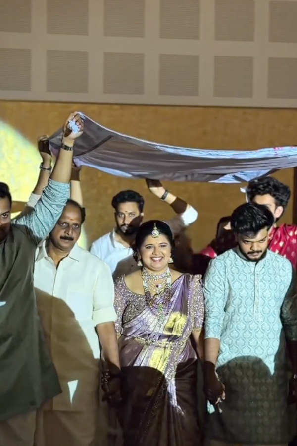 Malayalam Actress And Social Media Influencer Gayatri Gopi Married British Man Photos14