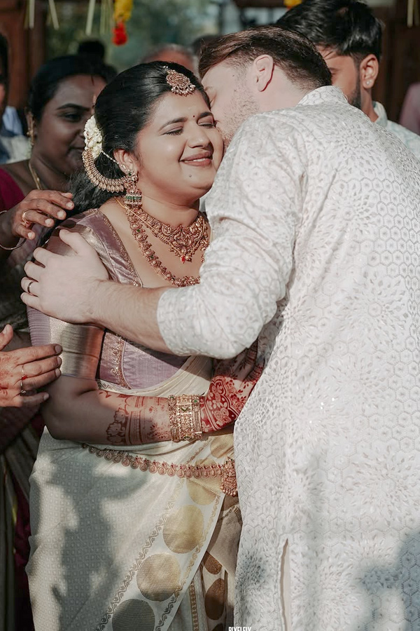 Malayalam Actress And Social Media Influencer Gayatri Gopi Married British Man Photos4