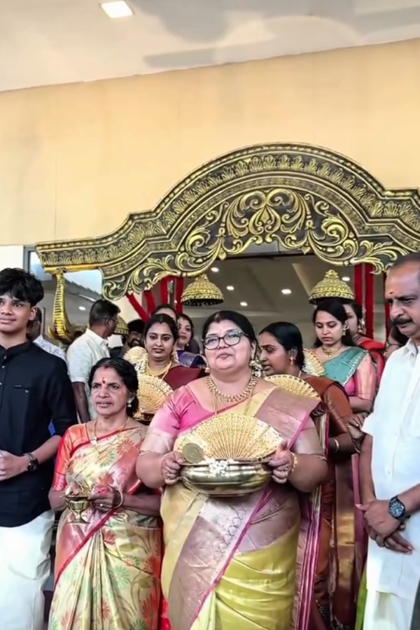 Malayalam Actress And Social Media Influencer Gayatri Gopi Married British Man Photos8