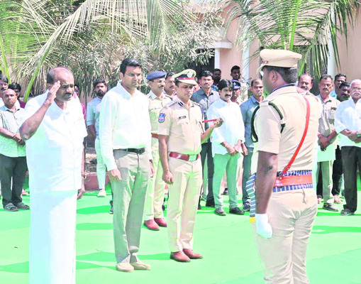 అలంపూర్‌ ఆలయాల్లో కేంద్రమంత్రి 1