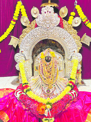 ఏకదంతుని దర్శనానికి తండోపతండాలు1