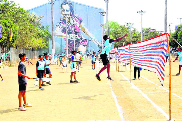 హోరాహోరీగా బాల్‌బ్యాడ్మింటన్‌ పోటీలు1