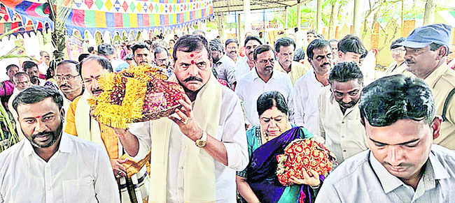 అమ్మవారిని దర్శించుకున్న బొత్స, మజ్జి 1