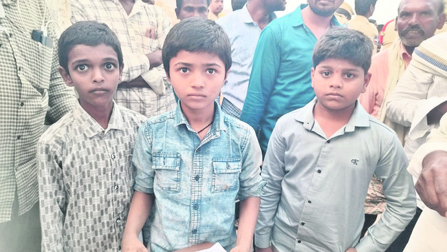 ఐదు గంటలు ఆలస్యంగా ప్రారంభమైన పరీక్ష 1