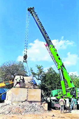 భారీ పీఠం ఏర్పాటు 2