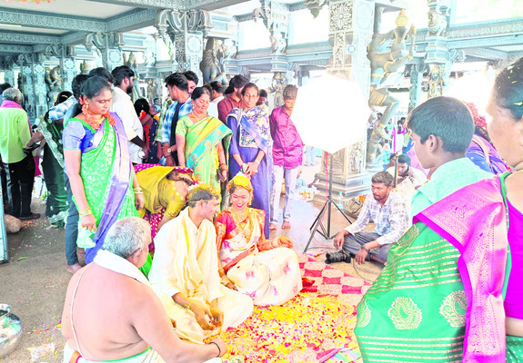 శ్రీవారి ఆలయంలో కొనసాగిన భక్తుల రద్దీ 1