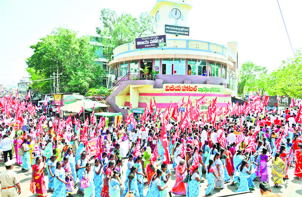 కార్మికుల హక్కుల కోసం పోరాటాలే శరణ్యం1