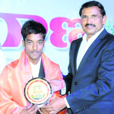 ఇంద్రజాలంతో ‘సంతోషం’ పంచుతూ 1