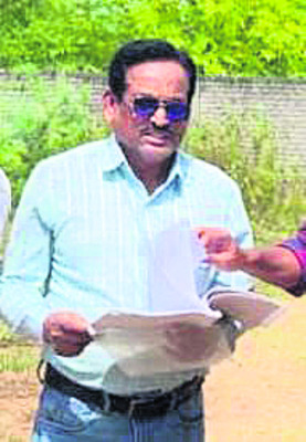 కోతులను తప్పించబోయి..1