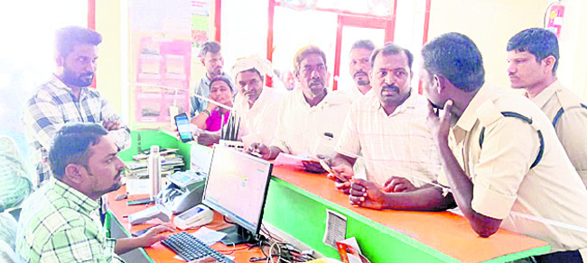 తప్పని యూరియా తిప్పలు1