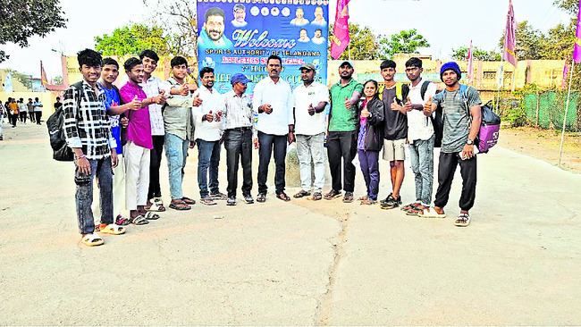 ‘ప్రైవేట్‌ పాఠశాలలపై  చర్యలు తీసుకోవాలి’
2