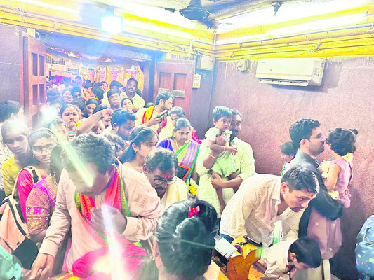 బాసరలో భక్తుల రద్దీ1