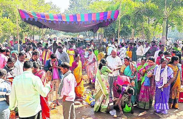 అడెల్లికి పోటెత్తిన భక్తజనం1