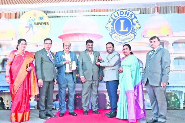 ‘లయన్స్‌’ ఉత్తమ జోన్‌ చైర్మన్‌గా విజయానంద్‌1