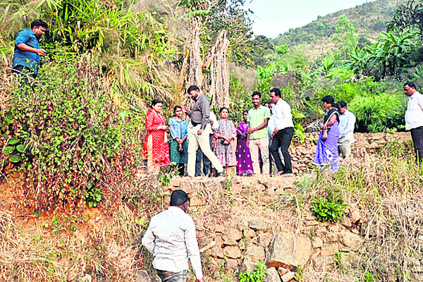 కొఠియాలో కలెక్టర్‌ పర్యటన2
