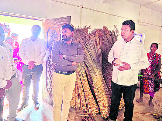 కొఠియాలో కలెక్టర్‌ పర్యటన3