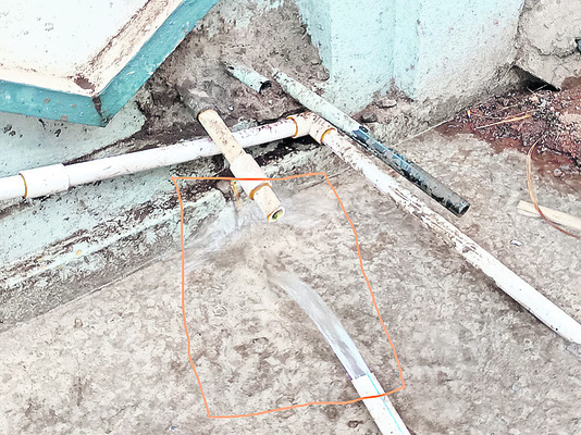 వందల సంఖ్యలో వాటర్‌ మీటర్ల చోరీ2