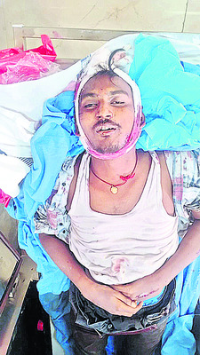 లారీని ఢీకొన్న కారు 1