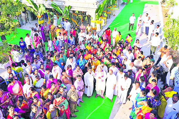 శాస్త్రోక్తంగా ఆలయ మహాకుంభాభిషేకం 1