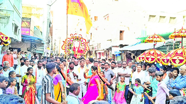 భక్తిశ్రద్ధలతో పార్వేట 
1