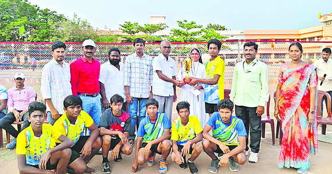 బాల్‌ బ్యాడ్మింటన్‌  విజేత దుర్గి 2