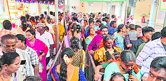 లోవకు పోటెత్తిన భక్తులు2