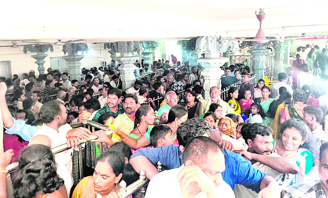 లోవకు పోటెత్తిన భక్తులు1