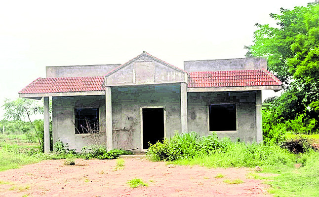 వీఏఏలపై పనిభారం.. 1