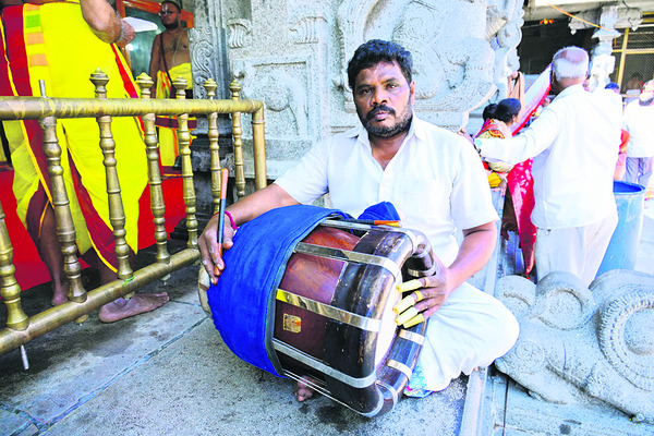 ప్రత్యేక ఆకర్షణగా డోలు, సన్నాయి కళాకారులు1