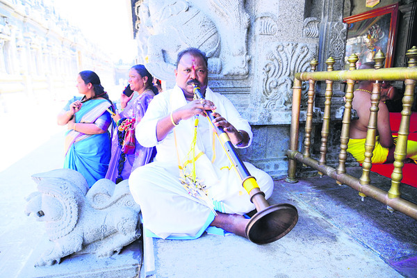 ప్రత్యేక ఆకర్షణగా డోలు, సన్నాయి కళాకారులు2