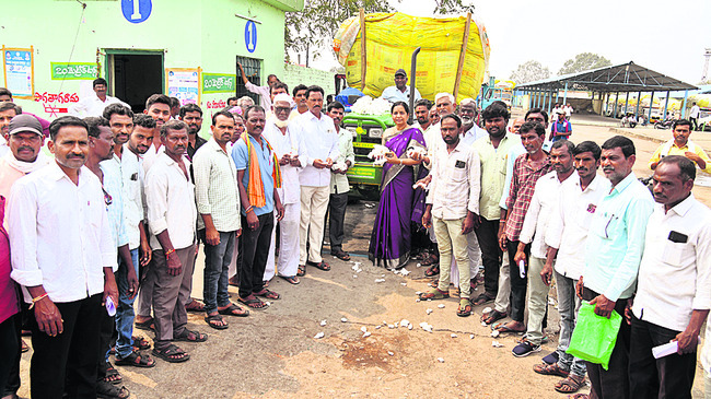 పత్తి రైతుల ఆందోళన1