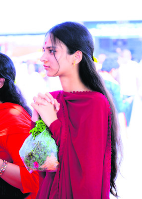 గోవర్ధనగిరిధారిగా అభయమిస్తూ..3