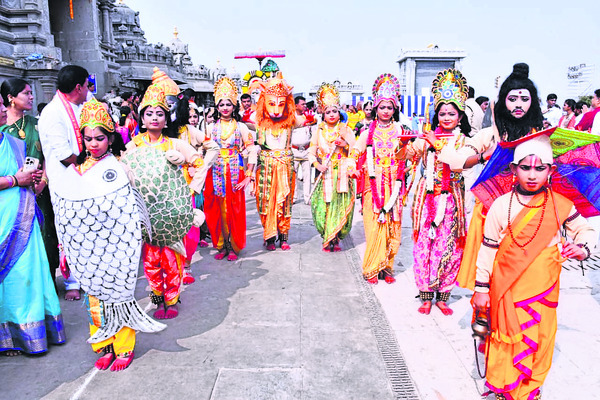 గోవర్ధనగిరిధారిగా అభయమిస్తూ..2