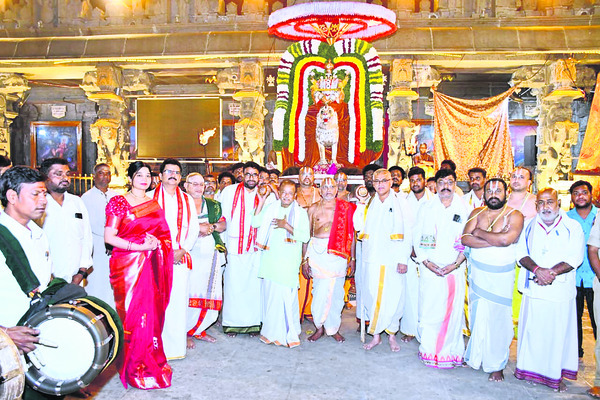 గోవర్ధనగిరిధారిగా అభయమిస్తూ..1