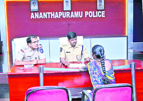 భూములు తీసుకుని రోడ్డున పడేస్తారా? 1