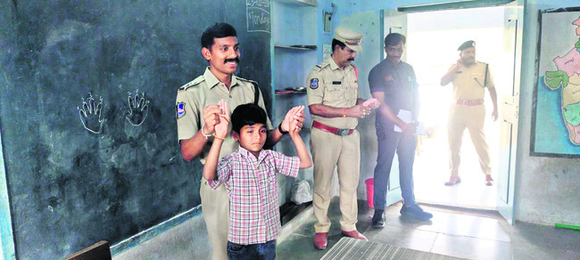 విద్యార్థులకు లెక్కలు చెప్పిన సీపీ 1