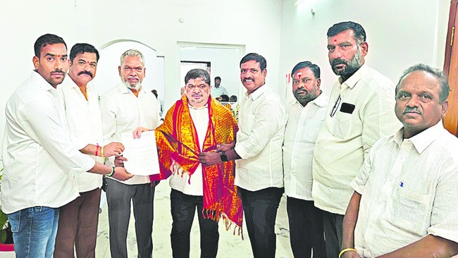 మంత్రి పొన్నంను కలిసిన నేతలు 3