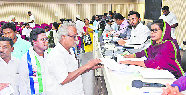 పట్టించుకోరా! 1