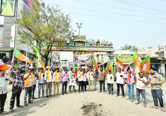 తెలంగాణ పోలీస్‌ వాలీబాల్‌ టీం కెప్టెన్‌గా మహేశ్‌ 
2