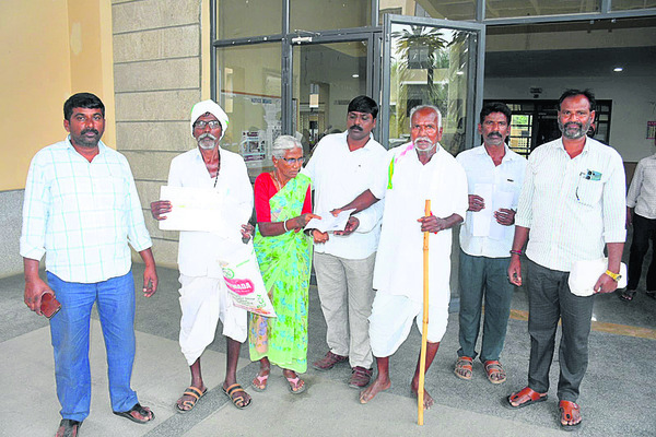  సన్నవడ్ల బోనస్‌ ఇప్పించండి
1