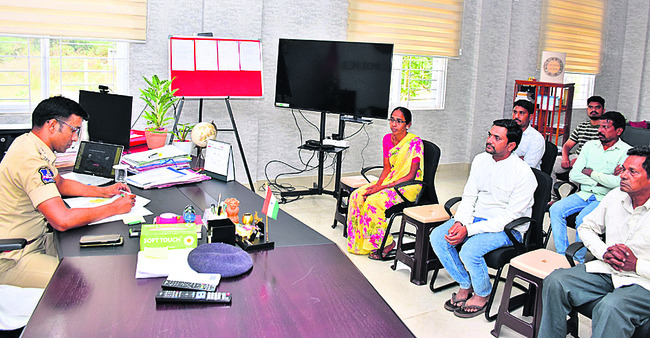 పోలీస్‌ గ్రీవెన్స్‌కు  14 మంది బాధితులు1